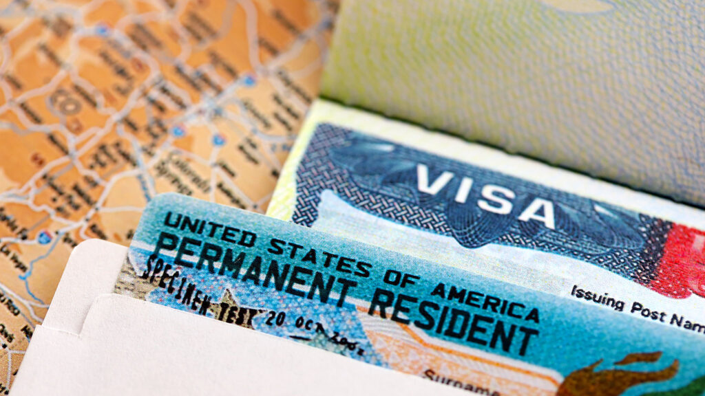 Polski adwokat imigracyjny omawia proces PERM w biurze na Brooklynie.