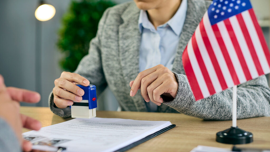 Polski adwokat imigracyjny Staten Island omawia dokumenty wizowe.