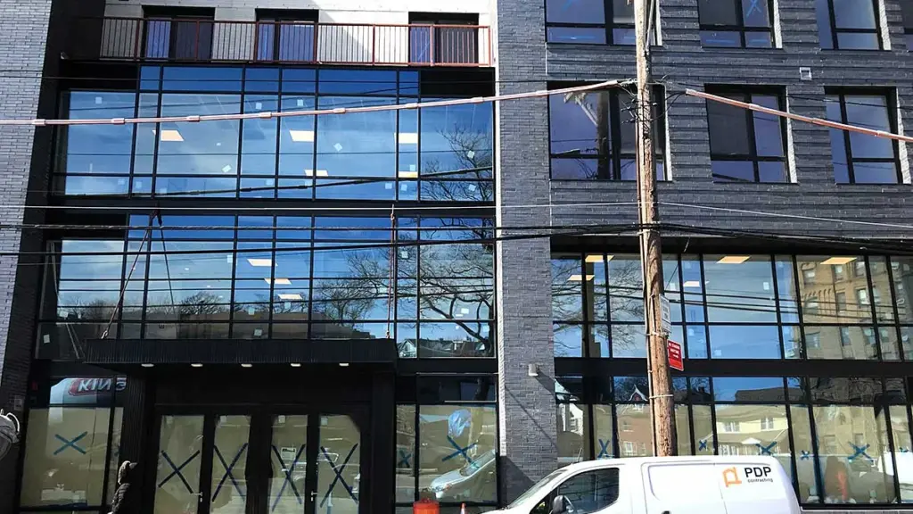 Szklana ściana osłonowa i witryna na parterze nowego budynku w Nowym Jorku